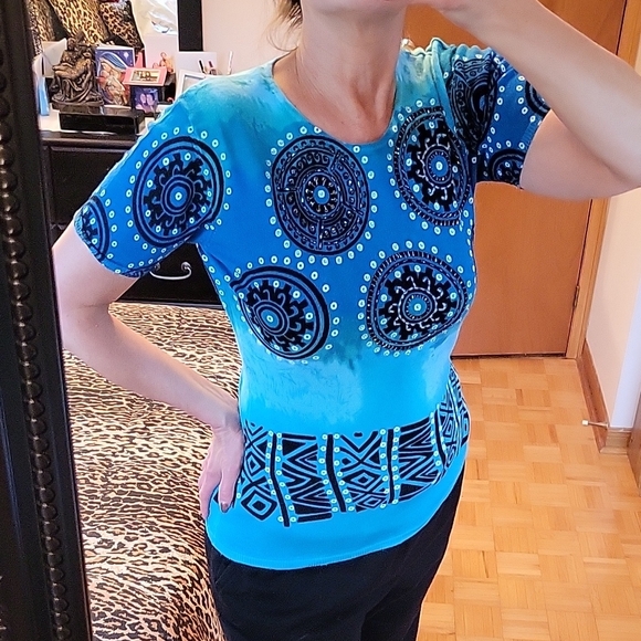 LIKE NEW! Multi-shade Blue Abstract Patterned Knit & Beaded Top, M - Picture 4 of 13